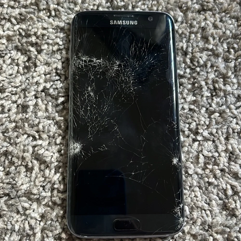 Samsung Galaxy S7 edge (cracked screen)